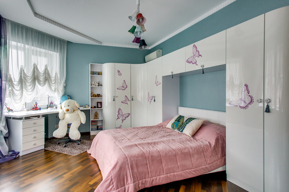 Mittelgroßes Modernes Mädchenzimmer mit Schlafplatz, blauer Wandfarbe, dunklem Holzboden und braunem Boden in Sonstige