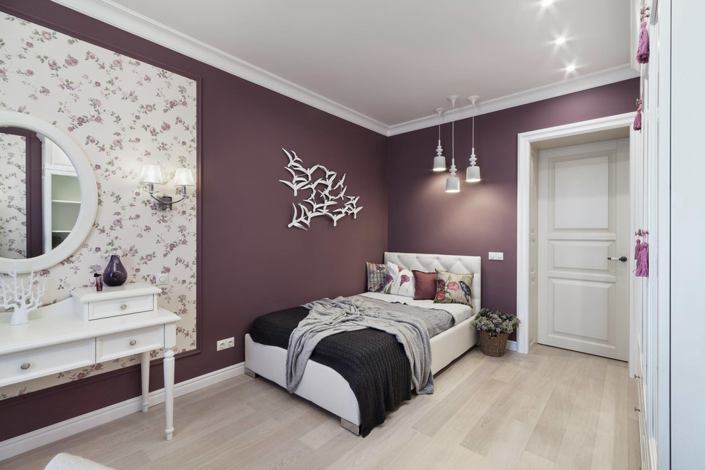 Modelo de dormitorio infantil tradicional renovado con suelo de madera clara, suelo beige y paredes púrpuras