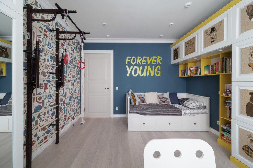 На фото: детская в современном стиле с спальным местом, светлым паркетным полом, синими стенами и серым полом для ребенка от 4 до 10 лет, мальчика с