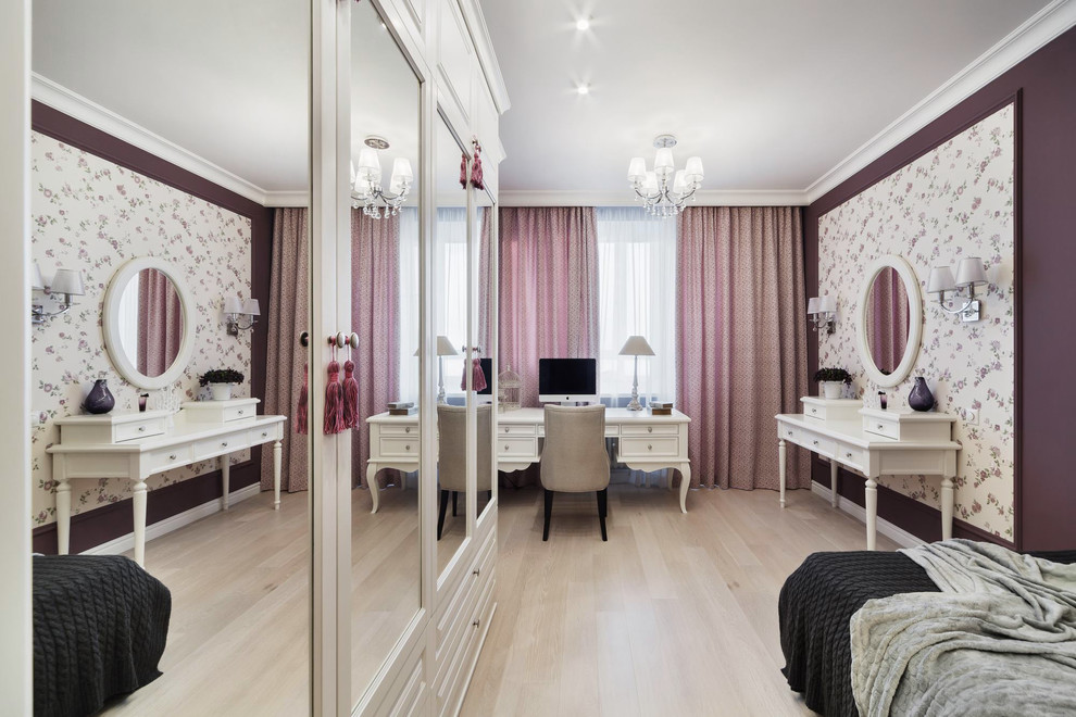 Ejemplo de dormitorio infantil clásico renovado con suelo de madera clara y suelo beige