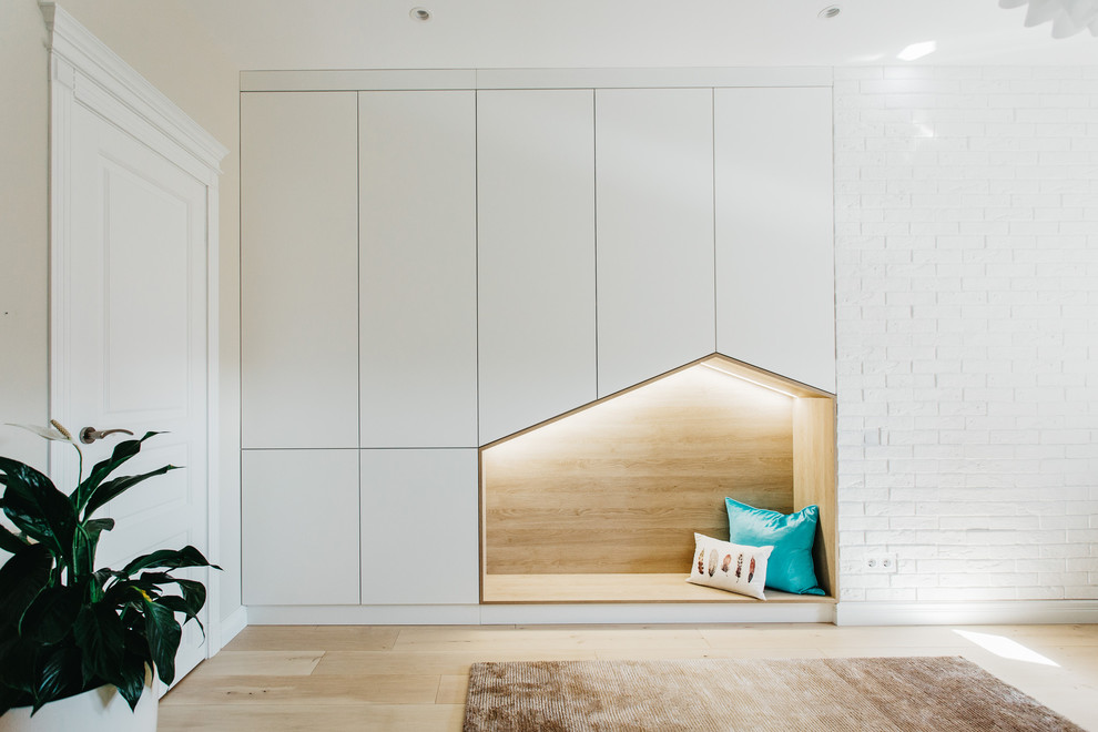 Ispirazione per una cameretta per bambini tradizionale di medie dimensioni con pareti bianche, parquet chiaro e pavimento beige