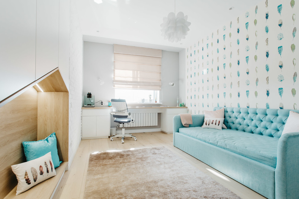 Foto di una cameretta per bambini tradizionale di medie dimensioni con pareti bianche, parquet chiaro e pavimento beige