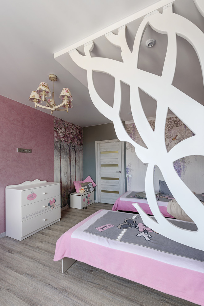 Aménagement d'une grande chambre de fille de 4 à 10 ans contemporaine avec un mur rose, sol en stratifié et un sol blanc.