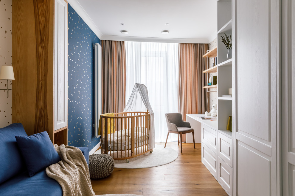 Inspiration för mellanstora moderna barnrum kombinerat med sovrum, med blå väggar, laminatgolv och brunt golv