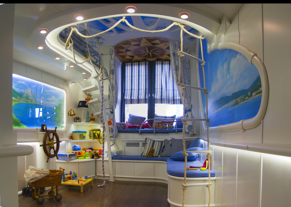 Idée de décoration pour une petite chambre d'enfant de 4 à 10 ans marine avec un mur blanc et un sol en bois brun.