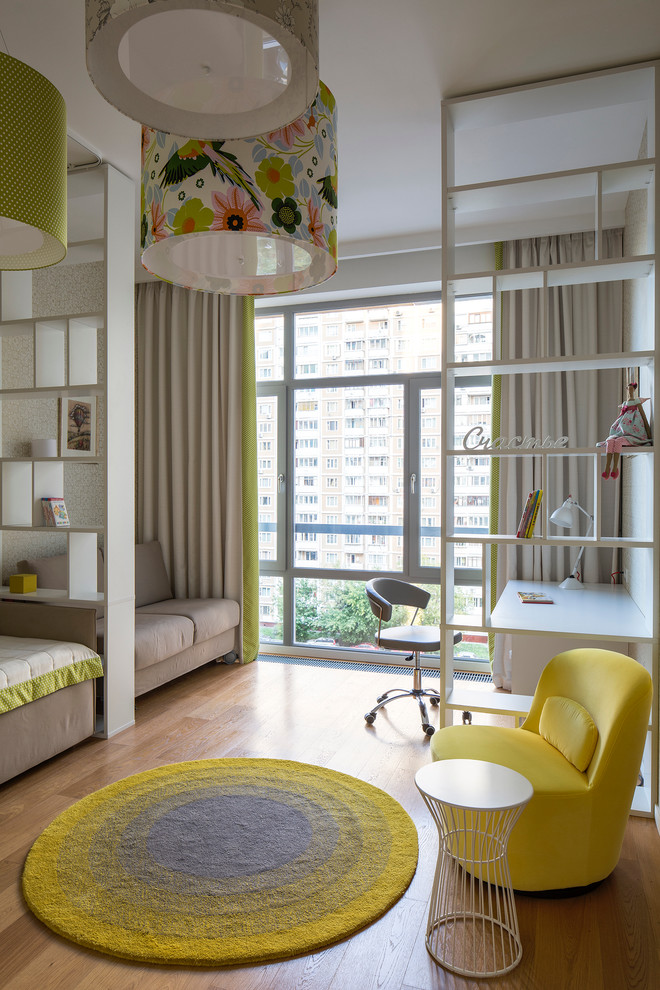 Imagen de habitación de niña contemporánea con paredes beige y suelo de madera en tonos medios