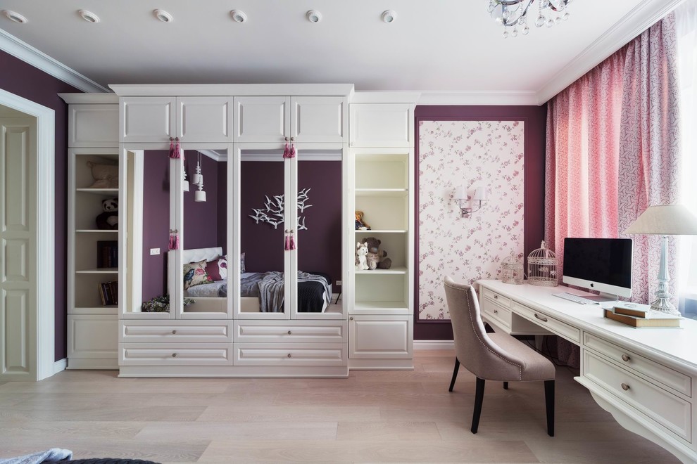 Modelo de habitación de niña clásica con escritorio, paredes púrpuras y suelo de madera en tonos medios