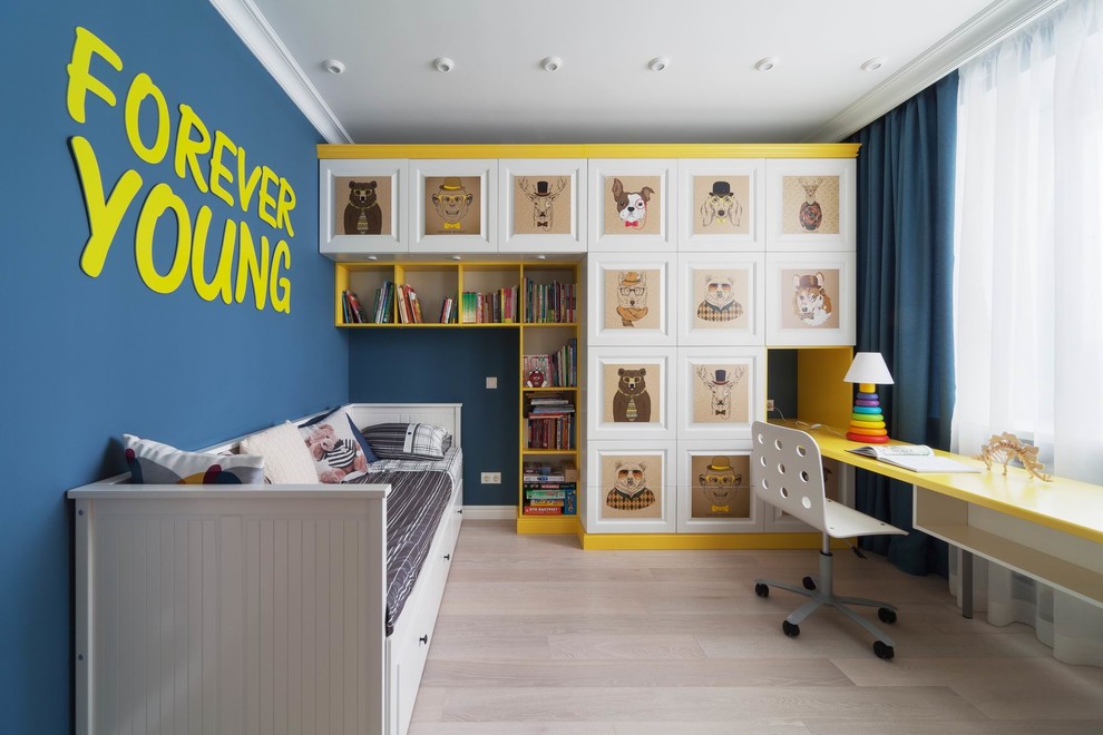 Idéer för vintage könsneutrala barnrum för 4-10-åringar, med blå väggar och ljust trägolv