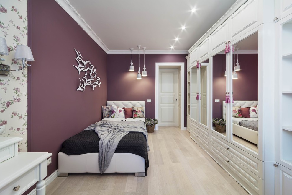 Cette image montre une chambre d'enfant traditionnelle avec un mur violet et parquet clair.