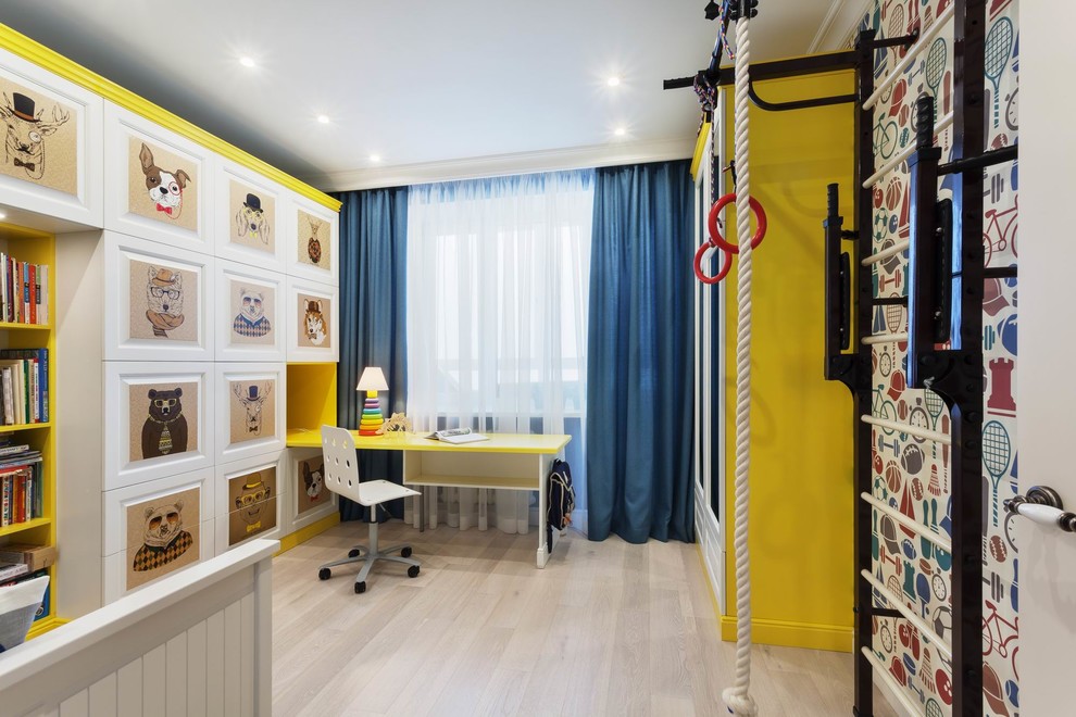 На фото: детская в современном стиле с рабочим местом, разноцветными стенами и светлым паркетным полом для мальчика