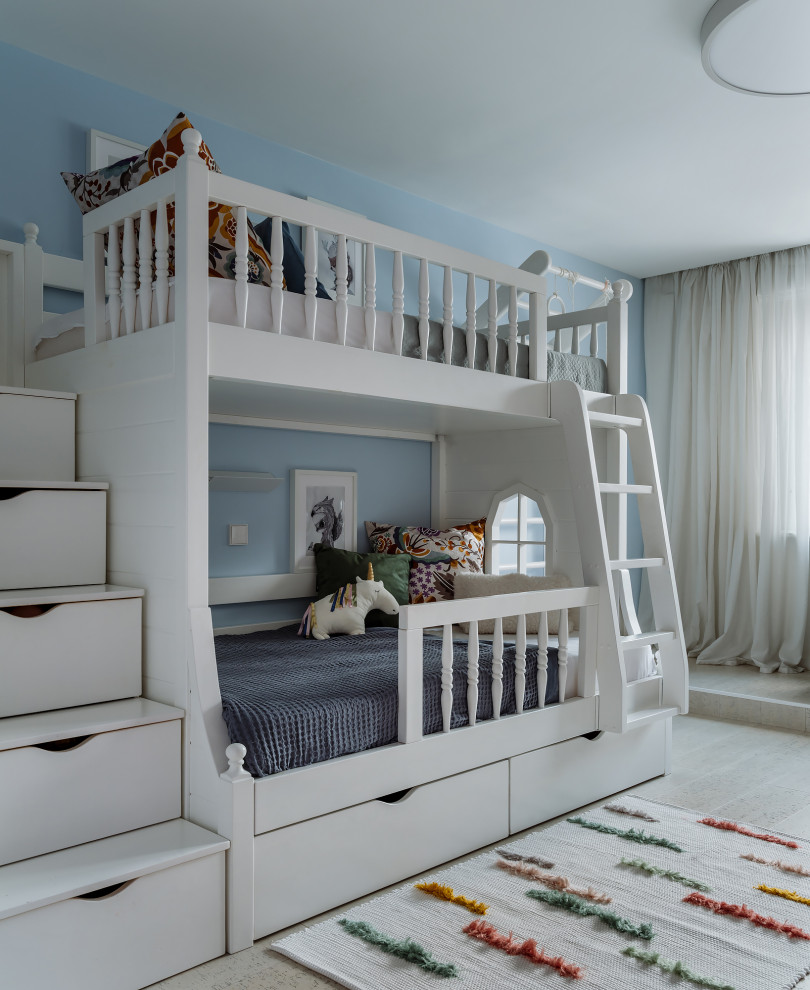 На фото: большая нейтральная детская в современном стиле с спальным местом, синими стенами, светлым паркетным полом и бежевым полом для ребенка от 4 до 10 лет, двоих детей