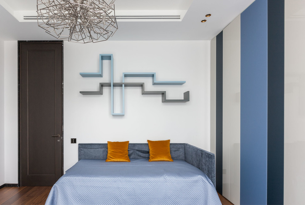 Diseño de dormitorio infantil contemporáneo con paredes blancas, suelo de madera en tonos medios y suelo marrón
