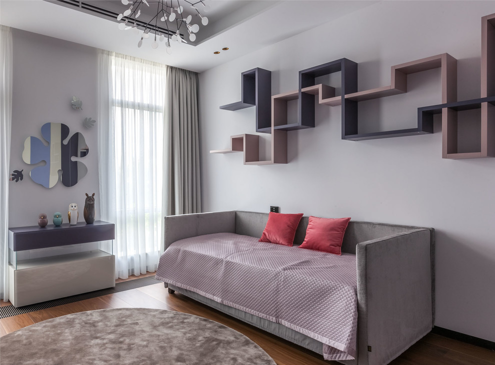 Idéer för ett modernt flickrum kombinerat med sovrum, med vita väggar, mellanmörkt trägolv och brunt golv