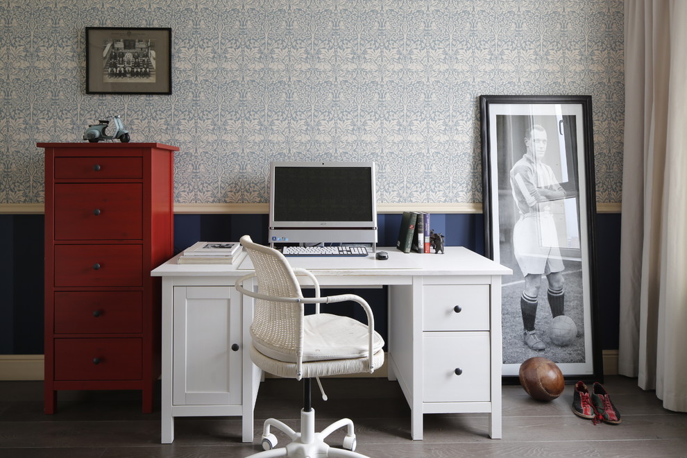 Aménagement d'une chambre de garçon de 4 à 10 ans scandinave avec un bureau, un sol en bois brun et un mur multicolore.