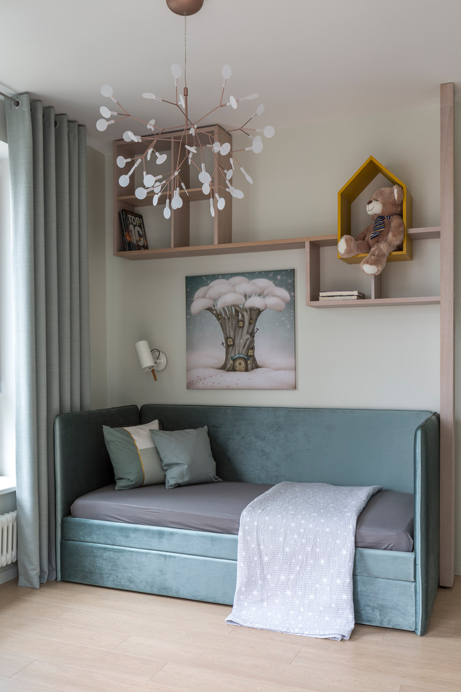 Esempio di una cameretta da letto design con pareti bianche, parquet chiaro e pavimento beige
