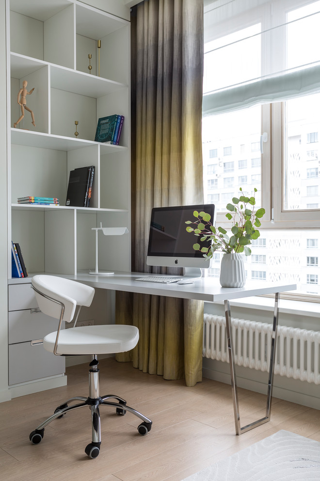 Idée de décoration pour une chambre neutre design avec un bureau, parquet clair et un sol beige.