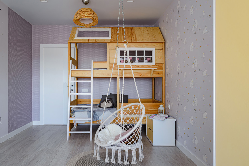 Пример оригинального дизайна: детская в современном стиле с спальным местом, фиолетовыми стенами, серым полом и обоями на стенах
