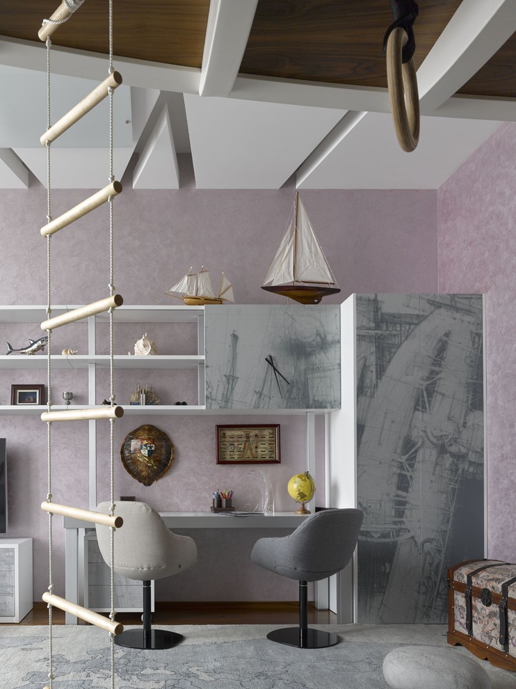 Exemple d'une grande chambre neutre de 4 à 10 ans tendance avec un mur violet, un bureau et un sol gris.