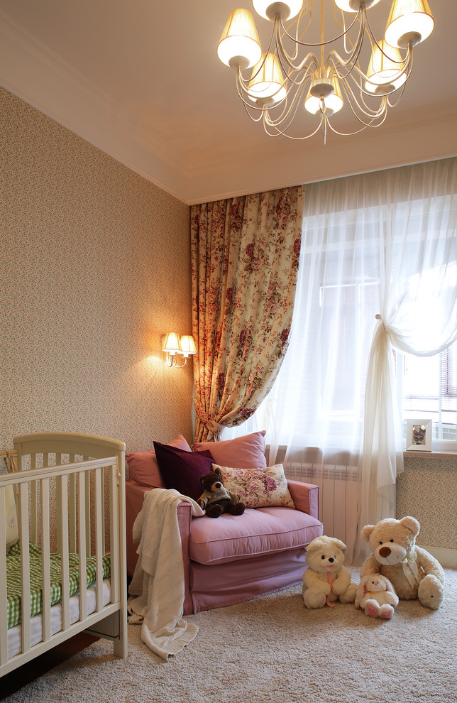 Стильный дизайн: комната для малыша среднего размера в стиле кантри с разноцветными стенами, ковровым покрытием, бежевым полом и кессонным потолком для девочки - последний тренд