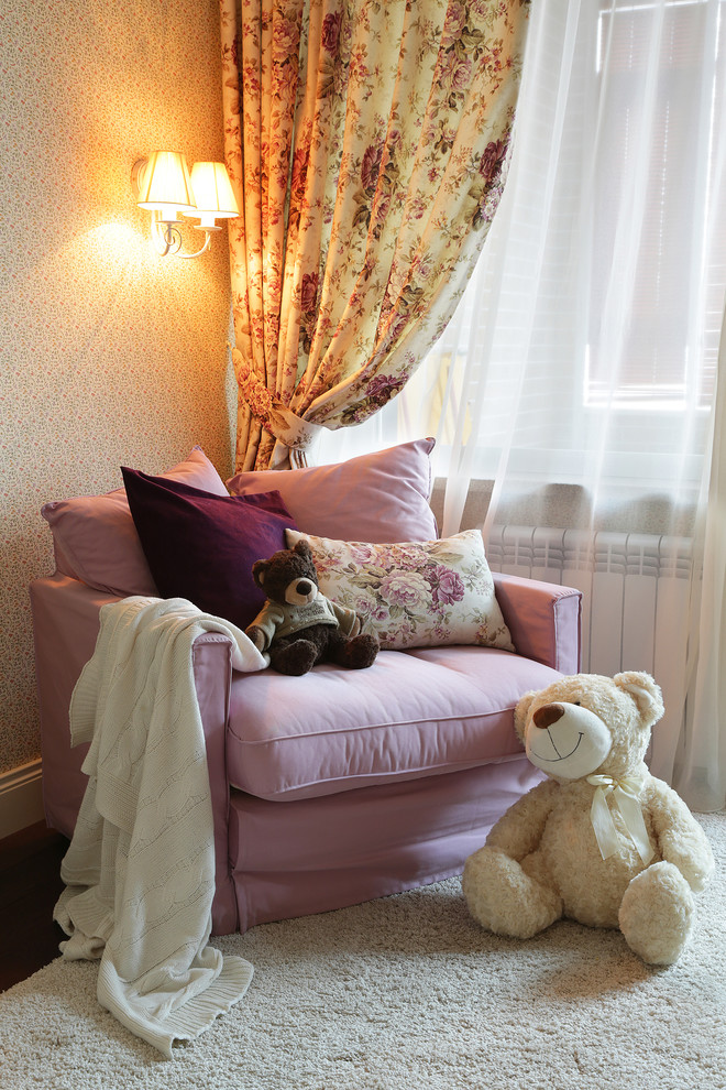 Mittelgroßes Country Mädchenzimmer mit Spielecke, bunten Wänden, Teppichboden, beigem Boden und Kassettendecke in Moskau