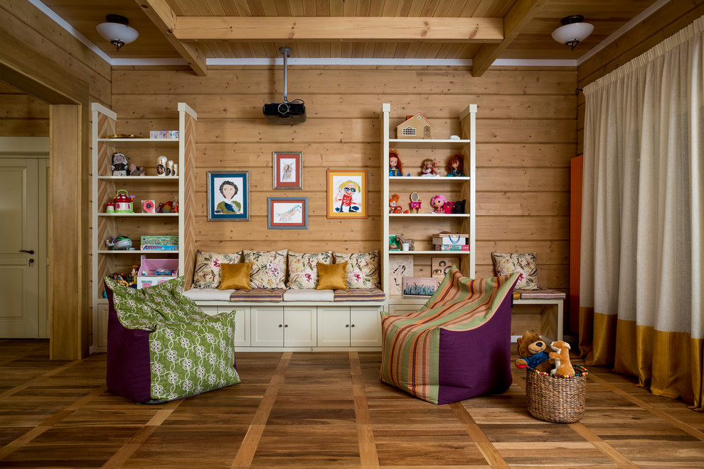 Foto de dormitorio infantil de 1 a 3 años campestre con suelo de madera en tonos medios