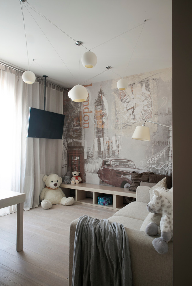 Mittelgroßes Modernes Kinderzimmer mit Spielecke, hellem Holzboden und bunten Wänden in Moskau
