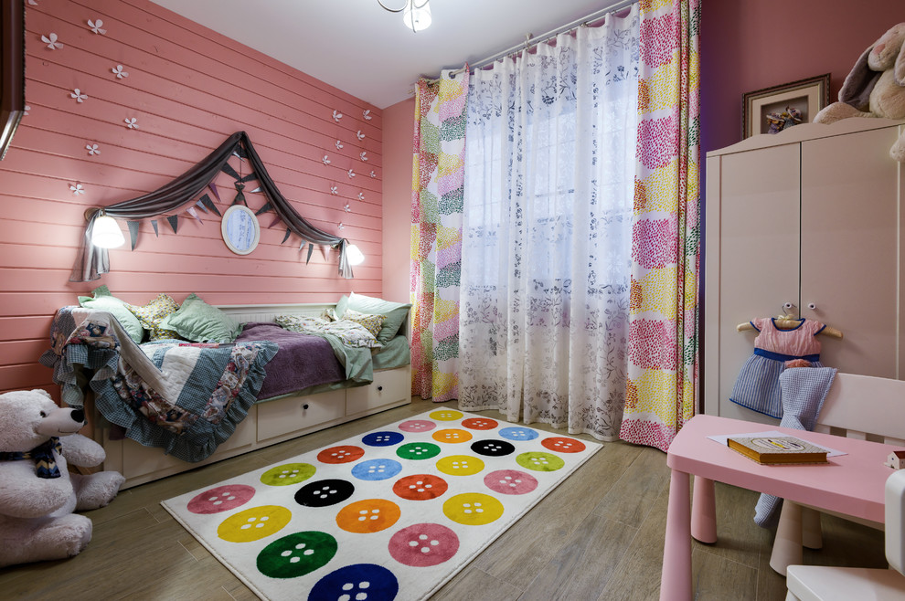 Стильный дизайн: детская в стиле неоклассика (современная классика) с спальным местом, розовыми стенами и паркетным полом среднего тона для ребенка от 4 до 10 лет, девочки - последний тренд