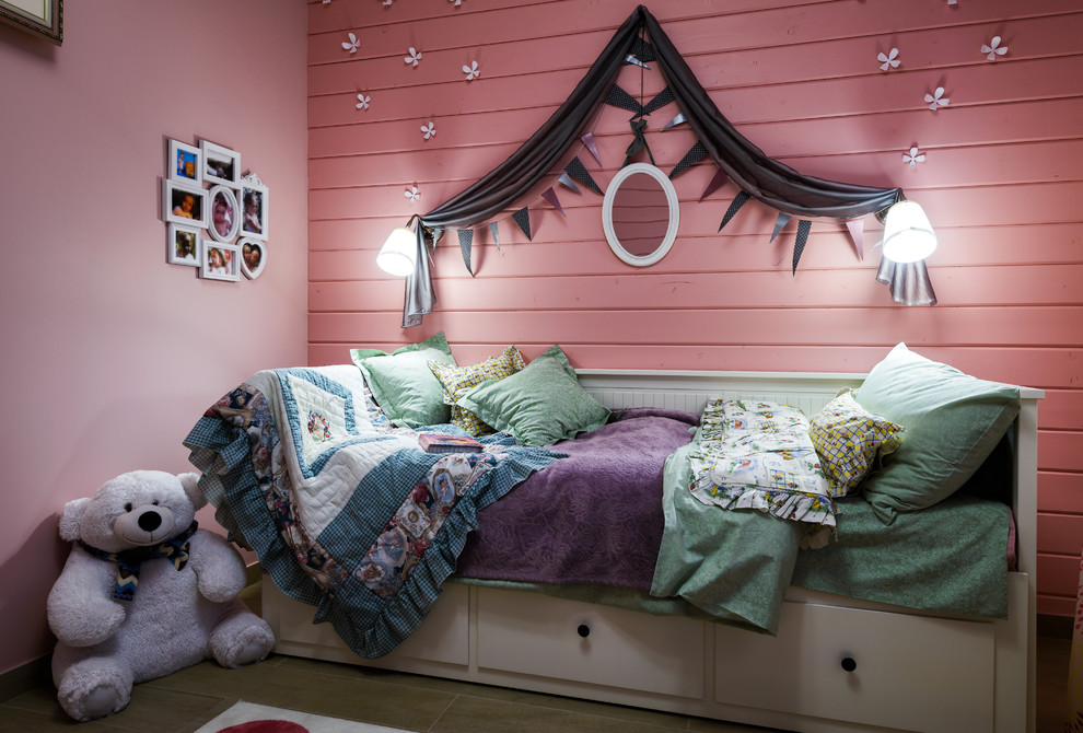 Inredning av ett klassiskt flickrum kombinerat med sovrum och för 4-10-åringar, med rosa väggar