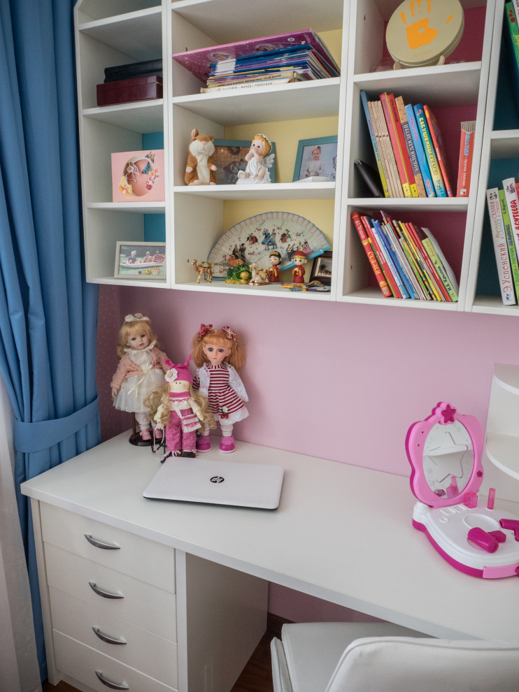 Стильный дизайн: детская среднего размера в современном стиле с спальным местом, розовыми стенами, паркетным полом среднего тона и коричневым полом для ребенка от 4 до 10 лет, девочки - последний тренд
