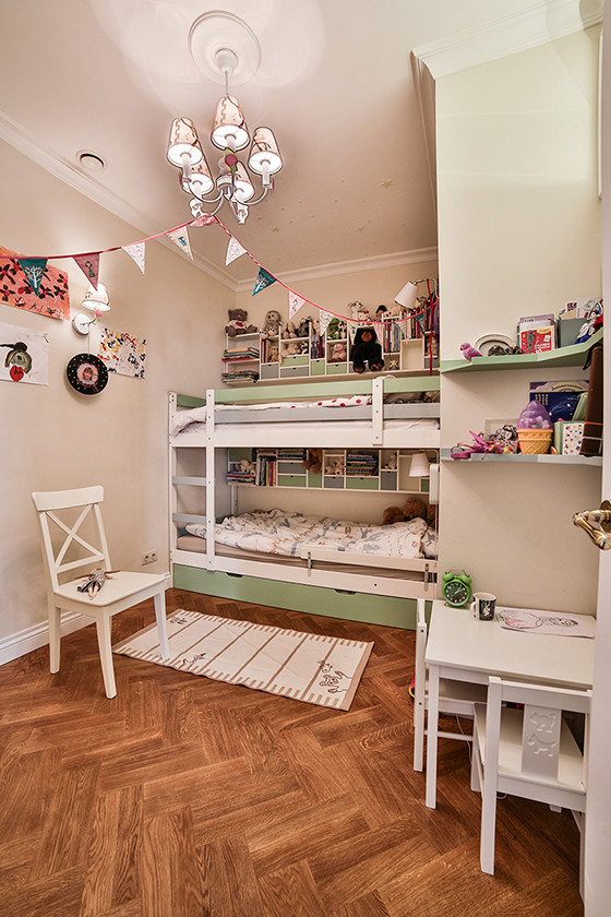Inspiration pour une petite chambre d'enfant de 4 à 10 ans nordique avec un mur beige, un sol en bois brun et un sol marron.