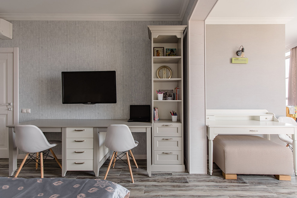 Aménagement d'une chambre neutre classique avec un bureau, un mur beige, un sol en bois brun et un sol gris.
