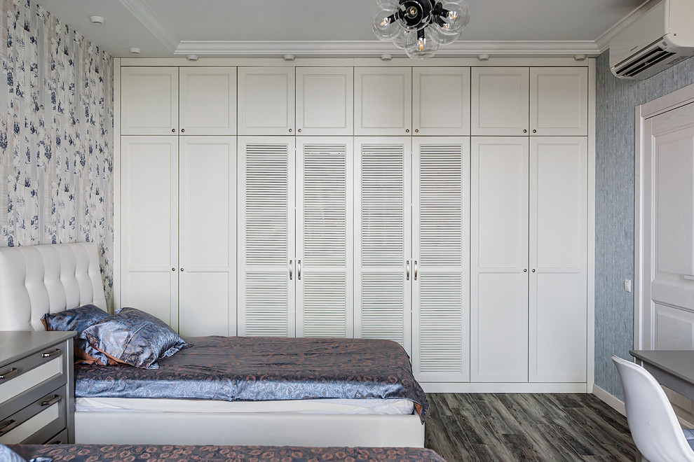 Idéer för att renovera ett vintage könsneutralt tonårsrum kombinerat med sovrum, med mellanmörkt trägolv, grått golv och grå väggar