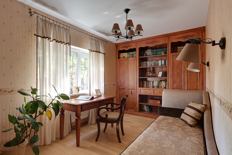 Kleines, Neutrales Landhausstil Jugendzimmer mit Arbeitsecke, braunem Holzboden und bunten Wänden in Sonstige
