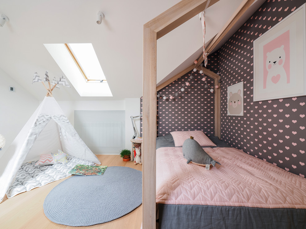 Ejemplo de dormitorio infantil contemporáneo con paredes blancas, suelo de madera clara y suelo beige