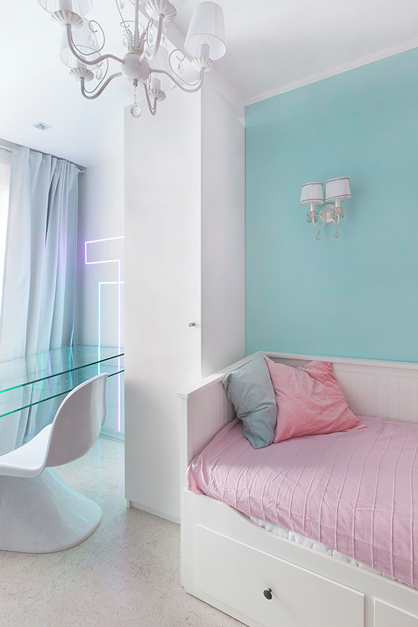 Modernes Mädchenzimmer mit Schlafplatz in Moskau