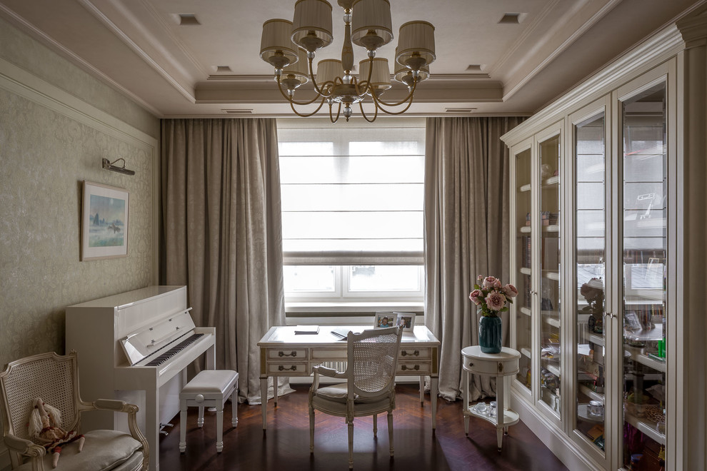 Ejemplo de dormitorio infantil clásico de tamaño medio con escritorio, suelo de madera oscura y paredes grises