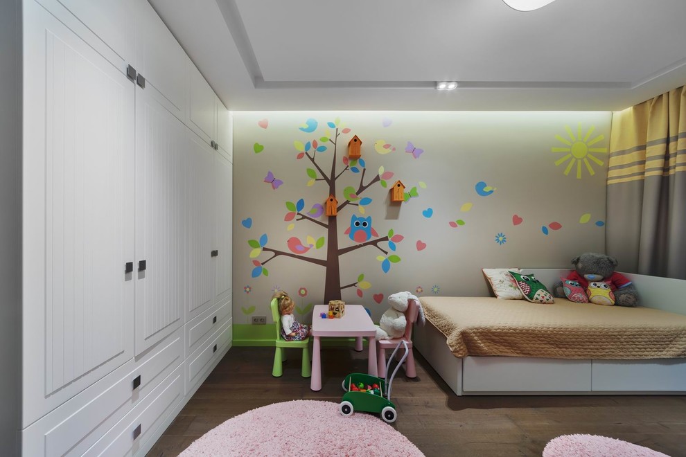 Пример оригинального дизайна: детская среднего размера в современном стиле с спальным местом, бежевыми стенами, паркетным полом среднего тона и коричневым полом для ребенка от 1 до 3 лет, девочки