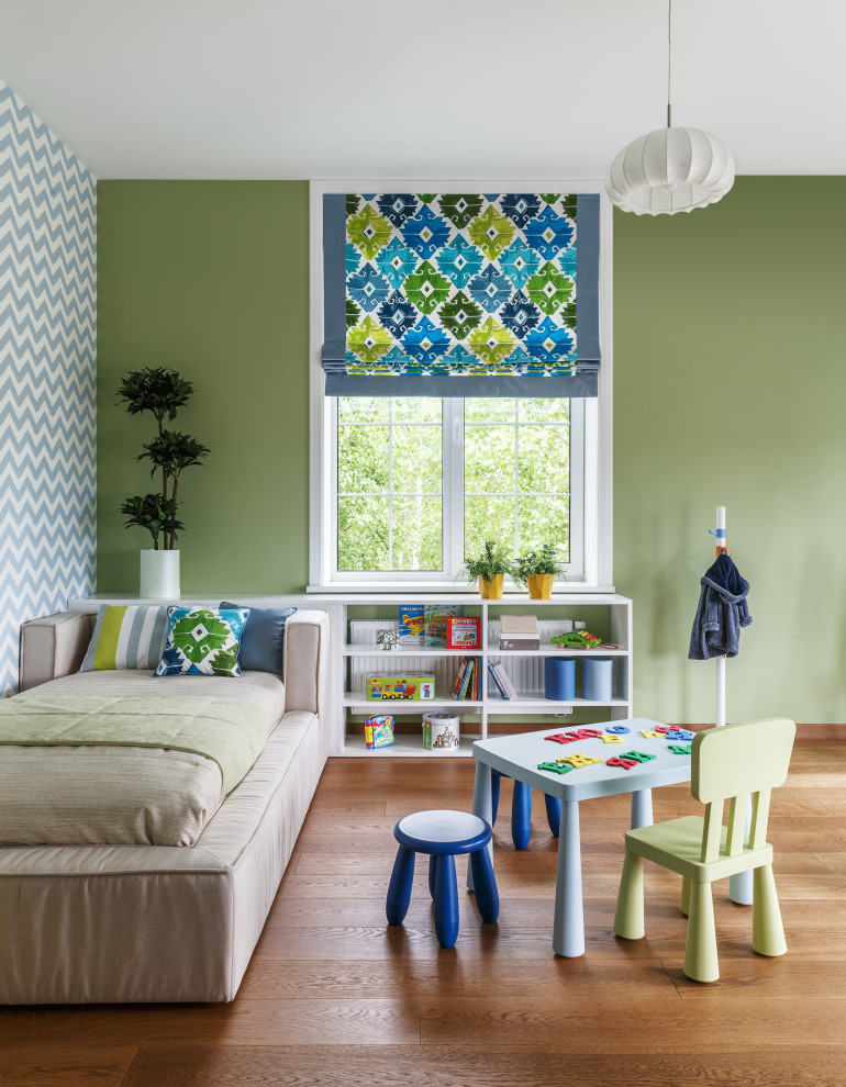 Ispirazione per una cameretta per bambini minimal con pareti verdi, pavimento in legno massello medio e pavimento marrone