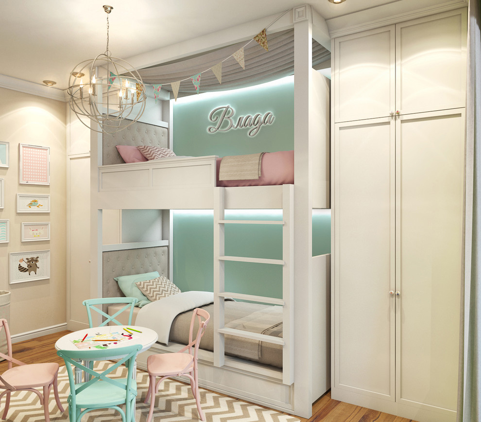 Immagine di una cameretta per bambini da 4 a 10 anni boho chic di medie dimensioni con pareti multicolore e pavimento in legno massello medio
