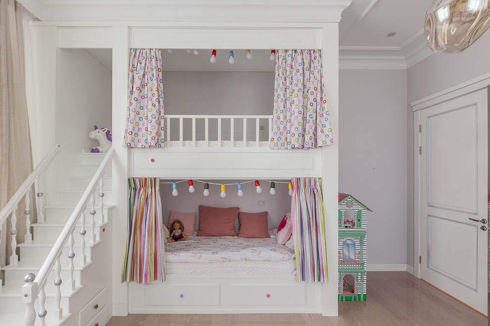 Ispirazione per una cameretta per bambini da 4 a 10 anni classica con pareti viola, parquet chiaro e pavimento beige