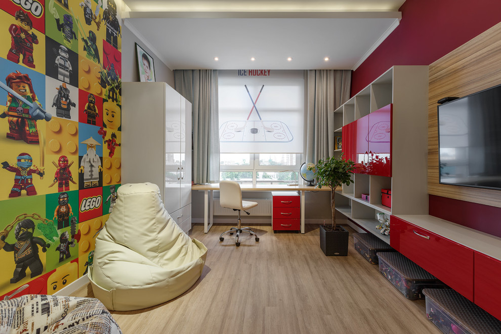 Modernes Kinderzimmer mit roter Wandfarbe und beigem Boden in Sonstige