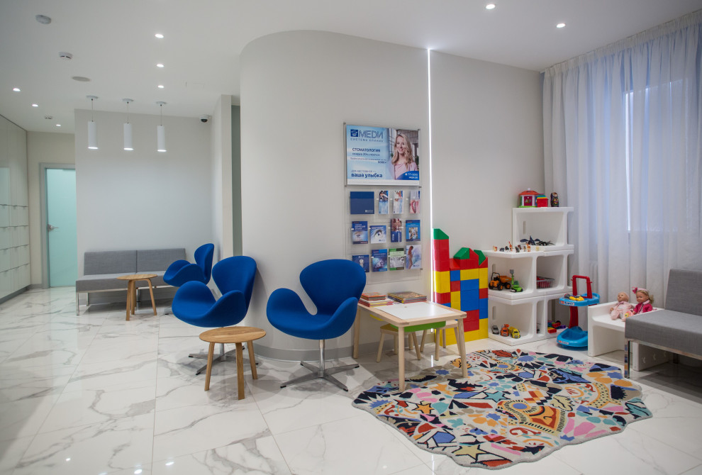 Ispirazione per una cameretta per bambini da 1 a 3 anni contemporanea di medie dimensioni con pareti bianche, pavimento in marmo e pavimento bianco