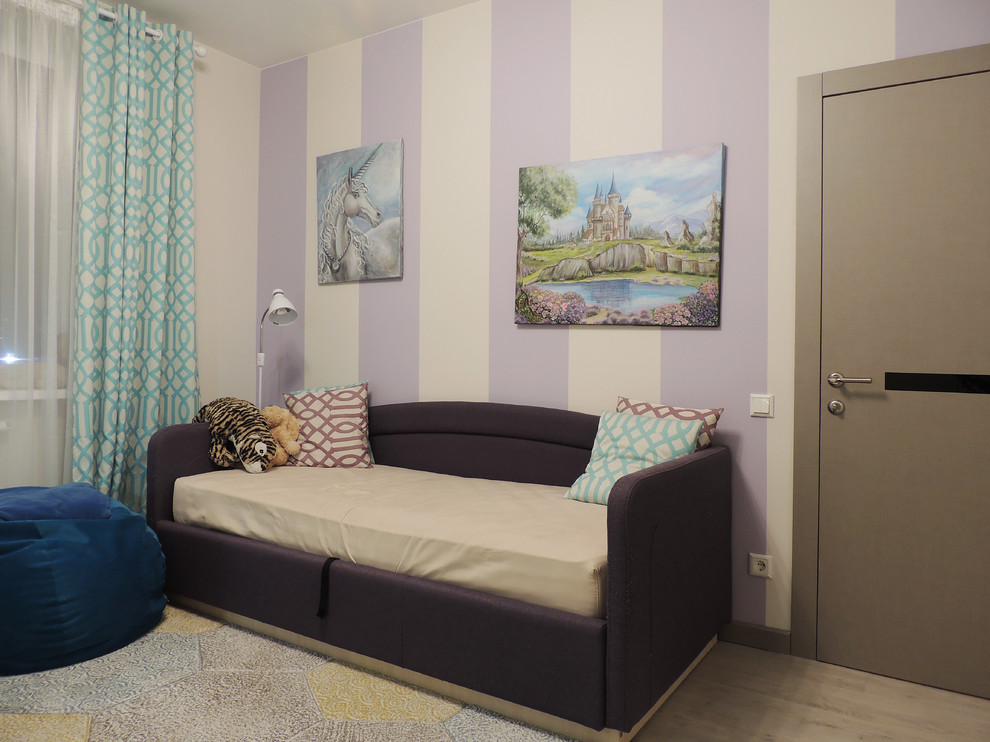 Ispirazione per una cameretta per bambini minimal di medie dimensioni con pareti viola, pavimento in laminato e pavimento beige