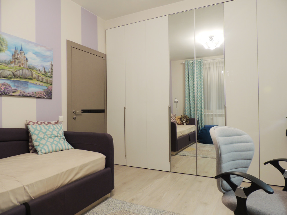 Bild på ett mellanstort funkis barnrum kombinerat med sovrum, med lila väggar, laminatgolv och beiget golv