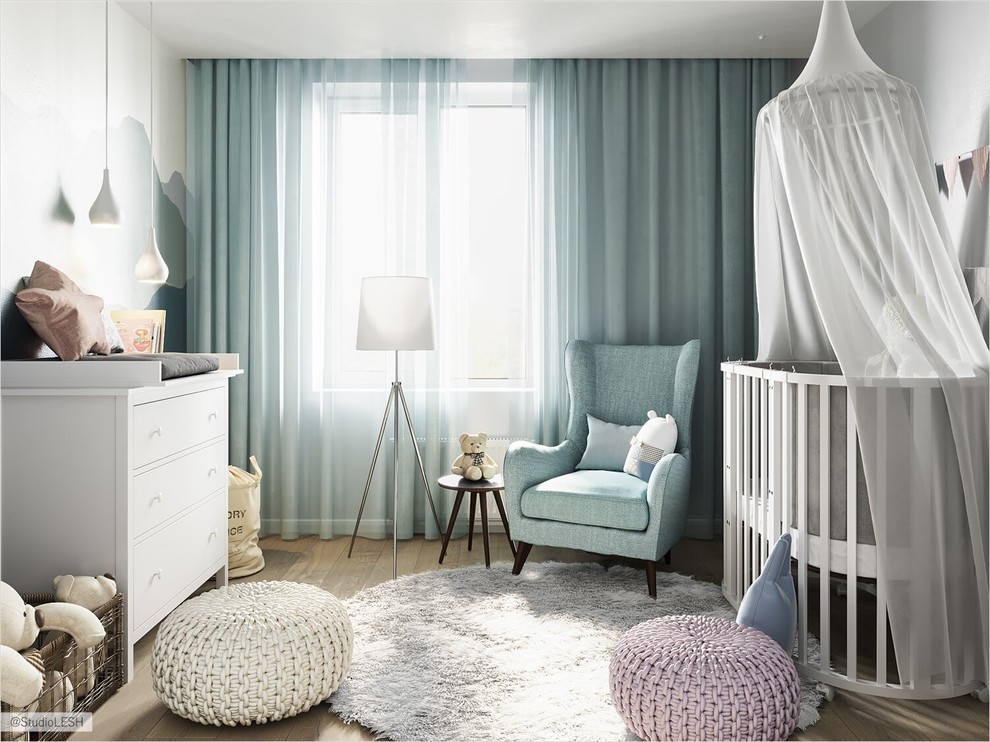 Cette photo montre une chambre d'enfant de 1 à 3 ans tendance de taille moyenne avec un mur bleu, sol en stratifié et un sol beige.