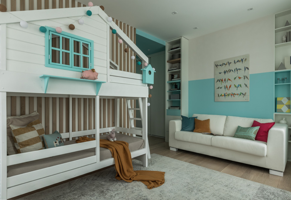 Bild på ett mellanstort funkis könsneutralt barnrum kombinerat med sovrum och för 4-10-åringar, med ljust trägolv, beiget golv och flerfärgade väggar