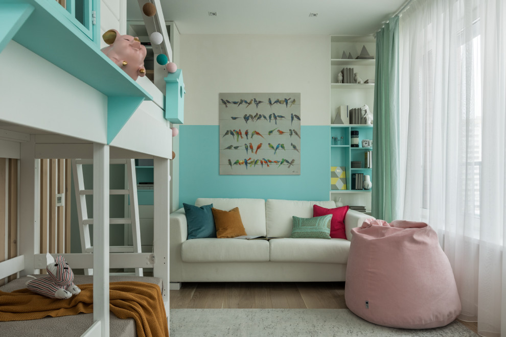 На фото: нейтральная детская среднего размера в современном стиле с спальным местом, разноцветными стенами, светлым паркетным полом, бежевым полом, многоуровневым потолком и панелями на части стены для ребенка от 4 до 10 лет, двоих детей с
