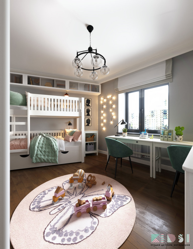 Diseño de dormitorio infantil clásico renovado pequeño con paredes grises y suelo de madera oscura