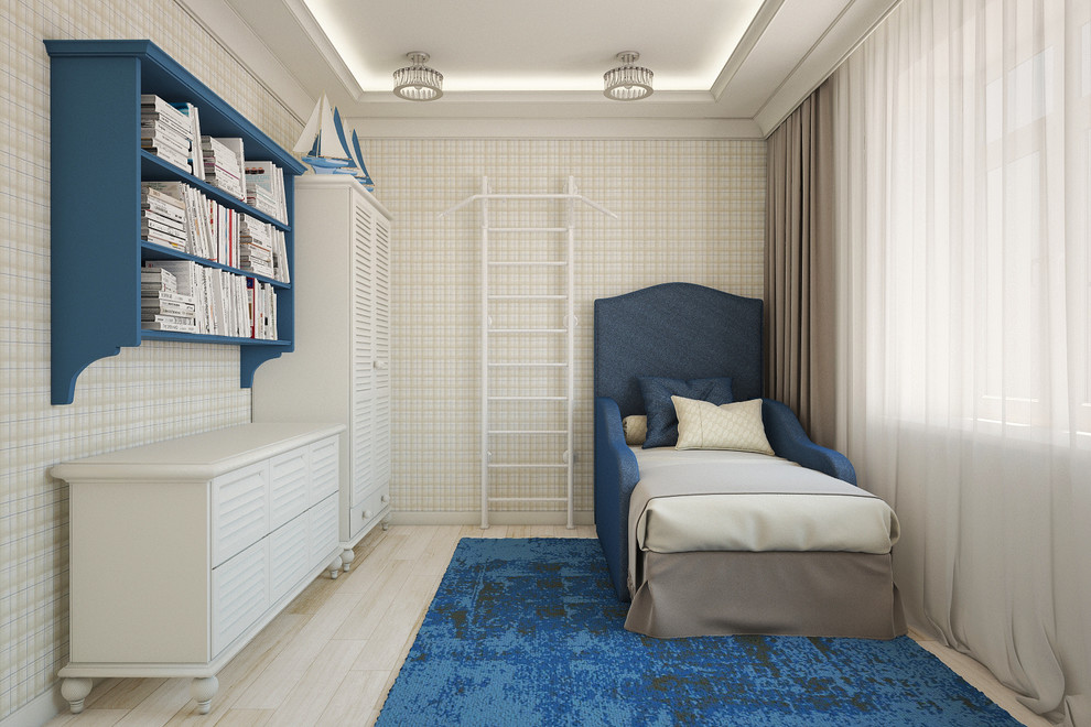 Esempio di una cameretta per bambini da 4 a 10 anni tradizionale di medie dimensioni con pareti beige, parquet chiaro e pavimento beige