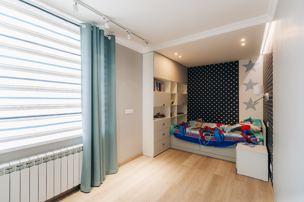 Idee per una piccola cameretta per bambini tradizionale con pareti grigie, pavimento beige e parquet chiaro